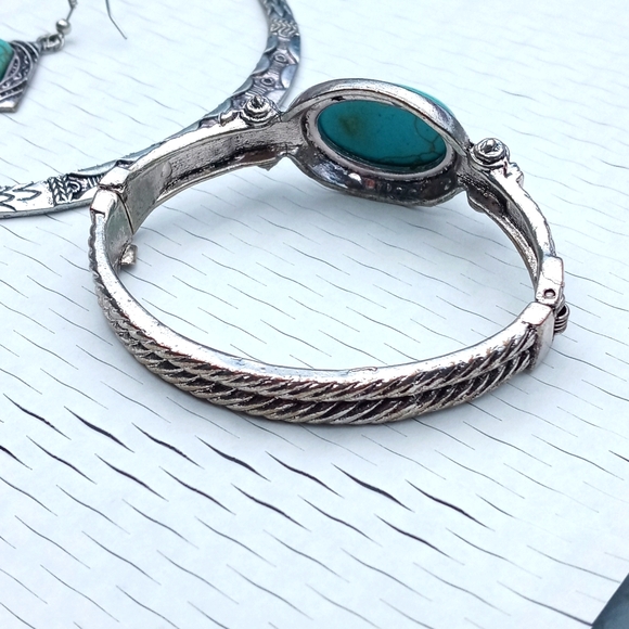 Silver Turquoise Necklace Bracelet and Earring Set - Picture 5 of 6